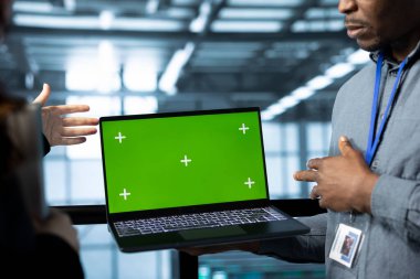 Bilgisayar bilimcileri tarafından kullanılan model dizüstü bilgisayar ekipman teşhislerini inceliyor. Ekip çalışması bilişim uzmanlarının sunucu odası ayarlarını ayarlarken kullandığı krom anahtar defterini kapat