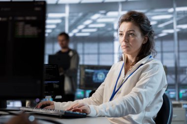 Veri Merkezi programcısı felaket kurtarma planları yazıyor ve en az dinlenme süresini sağlıyor. Sunucu çiftliğindeki kadın performansı izlemek ve gelecekteki altyapı ihtiyaçlarını tahmin etmek için analitik kullanıyor