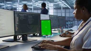 Programcılar sunucu odasında izole edilmiş ekran tableti kullanarak felaket kurtarma planları geliştiriyor ve en az dinlenme süresini sağlıyor. Veri merkezi çalışanı krom anahtar cihazına bakıyor, performansı izliyor, kamera A
