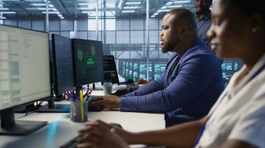 Tatmin olmuş sunucu merkezi programcısı, siber güvenlik çerçevesi kurulduktan sonra memnun oldu, güvenlik olaylarının azaltılması ve veri koruma protokollerinin geliştirilmesi, kamera A,