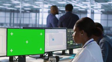 Sunucu çiftliğindeki yazılım geliştiricisi verileri model PC kullanarak potansiyel tehditlere karşı koruyor. Bilgi işlem uzmanı, veri merkezini yeşil ekran bilgisayarı ve kamera A ile hackerlara karşı koruyor.