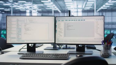 Yapay zeka işlemleri için bilgisayar kaynakları sağlayan veri merkezinde bilgisayar ekranları eğitim için devasa veri bankaları sunar. Makine öğrenimi için sunucu odasındaki bilgisayar üzerindeki kod satırlarını kapat