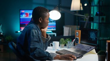 AI uzmanı Java programlama dillerini kullanarak daire ofisindeki dizüstü bilgisayarına kod yazar. Yapay zeka programcısı evde çalışırken uzaktan veri tabanı hatalarını düzeltmeye çalışıyor, kamera A