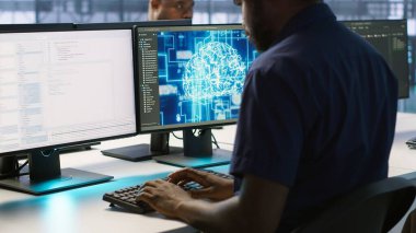 Veri merkezindeki Afrikalı Amerikalı işçiler gelişmiş yapay zeka güdümlü onarım sistemleri uyguluyorlar. Makine, donanım arızalarını tespit etmek için yapay zeka kullanıyor.