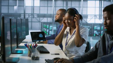 Veri merkezine gelen mühendis, meslektaşlarını selamlıyor, şirket ağ altyapısını korumaya başlıyor. Sunucu merkezine giren kadın, iş değişimine başlama, en iyi sistem performansını sağlama, kamera A