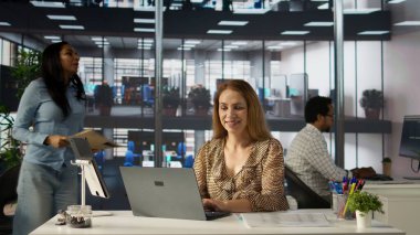 İş yerinde birden fazla iş elbisesi giyme, e-posta ile hokkabazlık, proje teslim tarihleri ve idari görevler konusunda kendinden emin genel müdür ofiste yüksek üretkenlik seviyelerini korurken. Kamera B.