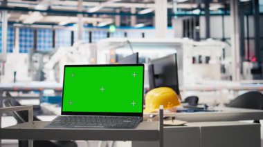 Fotovoltaik fabrika parametrelerinde kullanılan bilgisayardaki yeşil ekran görüntüsü. Güneş paneli üretim tesisinde enerji arzını optimize etmek için kullanılan Chroma anahtar modelleme bilgisayarı, çevre dostu.