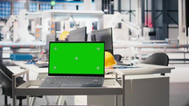 Güneş paneli üretim tesisinde yeşil ekranı olan boş bir masa, çevre dostu alternatif enerji. Sürdürülebilir çözümler için fotovoltaik üretim hattı, yüksek teknoloji.