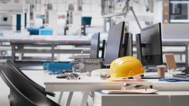 Sistem performansını izlemek için kullanılan boş fotovoltaik fabrikasında bilgisayar görüntüsü. Sürdürülebilir güneş panellerindeki bilgisayar ekranı enerji üretimi ve verimliliğini takip eden fabrika üretimi.