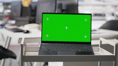 Güneş pili üretim tesisinde dizüstü bilgisayarda, sürdürülebilir çözümler ve daha ucuz enerji için güneş enerjisi mühendisliğinde izole bir kopya alanı görüntüsü. Yüksek teknoloji fabrikasında boş bir masa..