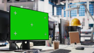 Sistem performansını yönetmek için kullanılan fotovoltaik fabrikasındaki ekran bilgisayarını kopyala. Güneş panellerini izleyen bilgisayar üzerindeki krom anahtar fabrika enerji üretimi ve verimliliği.