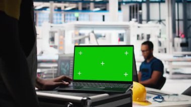 Siyah fotovoltaik fabrikası yöneticisi güneş pillerinin üretimini optimize etmek için izole edilmiş bilgisayar kullanıyor, yenilenebilir enerji. Güneş panelleri fabrika denetleyicileri bilgisayarda üretim süreci. Kamera B.