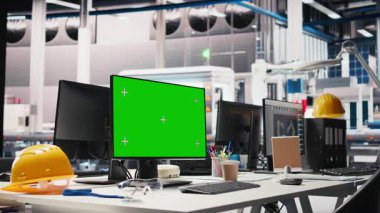 PC üzerinde krom anahtar görüntüsü fotovoltaik fabrikasında üretim hattını denetlemek, verileri analiz etmek ve sistem ölçümlerini gözden geçirmek için kullanılır. Güneş panellerindeki bilgisayar yenilenebilir enerji üzerine çalışıyor.