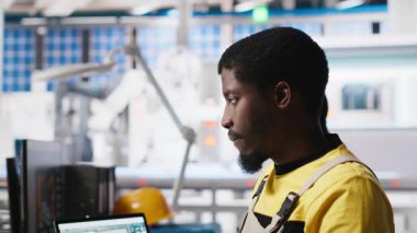 Siyah mühendis güneş paneli üretiminde yenilenebilir enerji fotovoltaik sistemlerini artırmak için PC yazılımı üzerinde çalışarak güç optimizasyonu modelleri geliştiriyor. Çevre dostu endüstri. Kamera A.