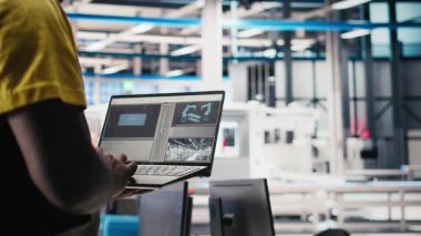 Fotovoltaik fabrikası siyah işçi güneş paneli üretimini geliştirmek için tablet kullanıyor. Güneş enerjisi uzmanı bilgisayar üzerinde daha ucuz ve daha sürdürülebilir güneş enerjisi çözümleri araştırıyor. Kamera B.