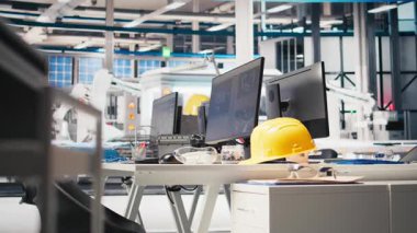 Fotovoltaik fabrikasındaki bilgisayar yazılımı üretim akışını optimize etmek için kullanılır. Boş sürdürülebilir enerji güneş panellerindeki PC programı imalat sürecini izlemek için kullanılan tesis.