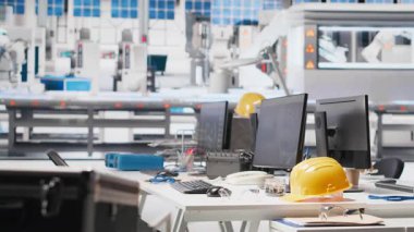 İnce ayarlı sistem ayarlarında kullanılan fotovoltaik fabrika ofisindeki monitör. Boş güneş panellerindeki bilgisayar ekranı fabrika, montaj hatları yapılandırma işleri.