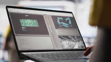 Güneş panelleri erkek işçi dizüstü bilgisayardaki performans verilerini analiz ediyor ve verimliliği optimize ediyor. Fotovoltaik fabrikası mühendisi, yenilikçi güneş pilleri dizaynı üzerinde çalışıyor, prototip, yüksek teknoloji. Kamera A.