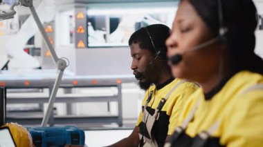 Yardım hattı asistanı güneş enerjisi üretim sistemlerinde hatalar yapıyor, teknisyen yenilenebilir enerji fabrikasındaki fotovoltaik arızalara veya teknik sorunlara destek sağlıyor. Kamera A.