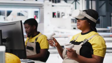 Dijital güneş pillerini monte etmek için VR kulaklık kullanan fotovoltaik fabrikası teknisyeni robot kolları aracılığıyla güneş panelleri yerleştiriyor. Sanal gerçekliği kullanarak güneş santrali makinelerini inceleyen kadın bir uzman. Kamera A.