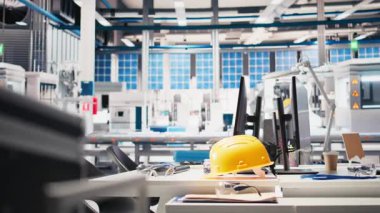 Veri analizi için kullanılan boş fotovoltaik fabrikasında bilgisayar ve üretim hattı için sistem ölçümleri. Güneş panellerindeki bilgisayar ekranı sorun çıkaran teknik sorunlar çıkarıyor.