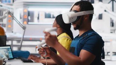 Güneş panelleri fabrika mühendisi güneş enerjisi otomasyonunu geliştirmek için VR kulaklık kullanıyor, çevre dostu. Fotovoltaik, sanal gerçeklik ekipmanları ve yüksek teknoloji kullanan bir fabrika uzmanı. Kamera A.