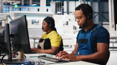 Mühendis, güneş paneli fabrikasındaki kulaklıkla teknik destek sağlıyor, operatör müşterilere güneş enerjisi teçhizatı sorunlarında yardımcı oluyor. Yardım hattında etkili bir iletişim sağlanıyor. Kamera B.