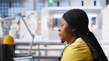 Afrika kökenli Amerikalı işçi programları otomasyon ayarları güneş tesisinde, verimlilik ve sürdürülebilirlik üzerine odaklandı. Kadın mühendis, güç çıkışının iyileştirilmesi için yapılandırmaları yönetir. Kamera A.