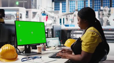 Photovoltaics tesis çalışanı yeşil ekran bilgisayardaki verileri üretimi, çevre dostu güneş enerjisini geliştirmek için inceliyor. Güneş panelleri, bilgisayar modellemesi kullanılarak uzman tanımlama sistemi hatalarını belirler. Kamera B.