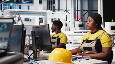 Yenilenebilir enerji tesisinde güneş enerjisi teknolojisini test eden siyah mühendis, yazılım sorunları ve performans ölçümlerine odaklanıyor. Çevre dostu endüstriyel operasyonları destekliyor. Kamera B.