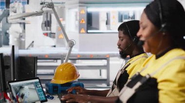 Güneş enerjisi kadın uzmanı. Güneş paneli santralinde uzaktan destek sağlıyor. Müşteri destek merkezinde çalışıyor. Teknisyen satış temsilcisi bakım ve yüksek teknoloji fabrikası sunuyor. Kamera A.