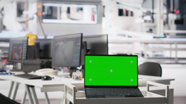 Sistem performansını yönetmek için kullanılan fotovoltaik fabrikasındaki ekran bilgisayarını kopyala. Güneş panellerini izleyen bilgisayar üzerindeki krom anahtar fabrika enerji üretimi ve verimliliği.