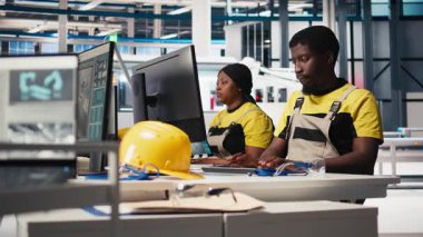 Siyah mühendis güneş paneli üretiminde yenilenebilir enerji fotovoltaik sistemlerini artırmak için PC yazılımı üzerinde çalışarak güç optimizasyonu modelleri geliştiriyor. Çevre dostu endüstri. Kamera B.