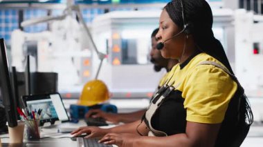 Afrika kökenli Amerikalı mühendis güneş paneli çağrı merkezinden destek ve bakım için yardım hattı taleplerini yönetme hizmeti sunuyor. Müşteri destek operatörü fabrika işletmelerini geliştiriyor. Kamera A.