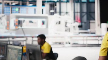 Siyah kadın teknisyen güneş paneli tasarımlarını endüstriyel yazılım üzerinde test ediyor, alternatif enerji üretim tesisinde çalışıyor. Üretim hattını optimize eden kadın mühendis. Kamera B.