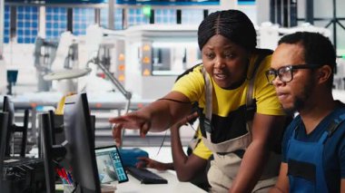 Siyahi mühendisler bilgisayardaki fotovoltaik sistem tasarımlarında işbirliği yapıyor, çevre dostu yenilenebilir enerji teknolojisine odaklanıyor. Ekip, güneş enerjisi yazılımı ve ekipman performansını inceliyor. Kamera B.