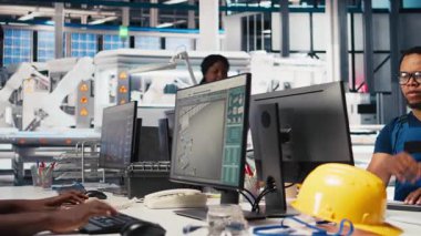 Afrika kökenli Amerikalı endüstriyel teknisyen güneş enerjisi tesislerindeki sistem sağlığını üretim işlemleri için yazılım araçları kullanarak değerlendiriyor. İşçi yeşil enerji için fotovoltaik ekipman üretiyor. Kamera B.