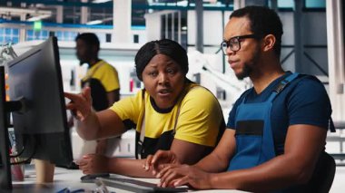 Çalışanlar, temiz enerji santralindeki fotovoltaik tasarım güncellemeleri üzerinde çalışarak, güneş paneli fabrikasındaki operasyonel verimliliği azaltmaya çalışıyorlar. Siyahi mühendisler teknik sorunları hallediyor. Kamera B.