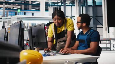 Mühendisler modern fabrikadaki güneş sistemi yazılımını izliyorlar, enerji üretimini denetleyen uzmanlardan oluşan bir ekip ve yüksek teknolojili bir fotovoltaik tesiste ekipman ayarlıyorlar. Kamera B.
