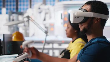 Fotovoltaik fabrikası mühendisi VR kulaklıklı PC CAD yazılımı tasarlıyor, güneş panelleri imalat fabrikasında çalışıyor. Siyah uzman sanal gerçeklikteki montaj hatlarını inceliyor. Kamera A.