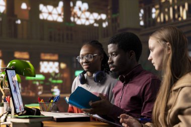 Çeşitli öğrenci grupları bir doktorla video görüşmesi yapıyor, tıbbi konuları ve yöntemleri öğreniyorlar. Tıp öğrencileri bir üniversite kütüphanesinde uzaktan eğitim için teletıp araçları kullanıyorlar.