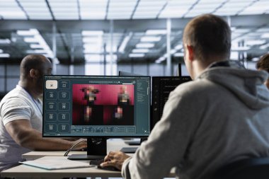 Sunucu merkezi kodlama programı mühendisi metni fotoğrafa çeviriyor. Bilgi işlem uzmanı bilgisayar kullanarak yapay zeka üreten modelleri görüntülemek için metin oluşturur.
