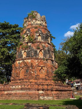 Bir Budist tapınağının tarihi kalıntıları Tayland 'da barışçıl bir sessizlik içinde duruyor ve geleneksel kutsal mimari ve kültürel mirası sergiliyor. Wat Maha Manevi bir geri çekilme sunar.