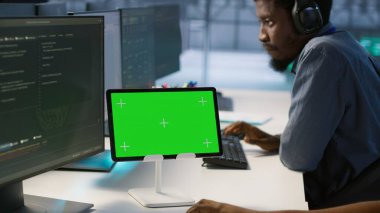 Veri merkezi programcısı, model tablet kullanıyor, şirket ağ altyapısını koruyor, kapatın. Sunucu merkezi çalışanı izole ekran aygıtı ile optimal sistem performansını sağlamakta, kamera A