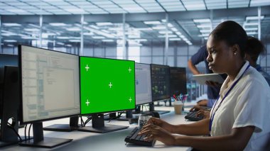 Veri merkezi teknisyeni şirket ağ altyapısını korumak için PC 'yi kullanıyor. Sunucu merkezi çalışanı yeşil ekran bilgisayar ve kamera A ile optimal sistem performansı sağlıyor.