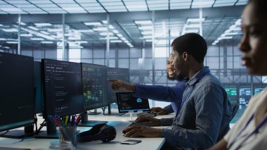 Veri merkezindeki neşeli iş arkadaşları yapay zeka öngörü bakım sistemlerini uyguluyorlar. Sunucu odası mühendisleri donanım arızalarını tespit etmek için yapay zeka kullanıyor. Kamera A