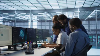 Veri merkezi çalışanları gülüyor, şirket ağı altyapısını korurken eğleniyorlar. Sunucu merkezi meslektaşları ofiste birlikte vakit geçiriyorlar, şakalar yapıyorlar, sohbet ediyorlar, kamera A