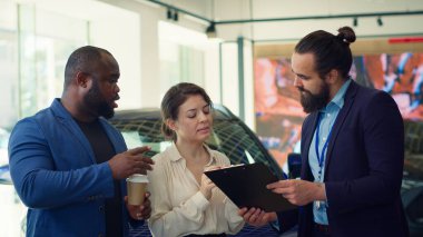 Araba galerisi satıcısı, müşterileri araç yeteneklerini göstermek için test sürüşlerine davet ediyor. Showroom temsilcisi müşterilerin satın almak için isteğe bağlı ekipman öneriyor, kamera A