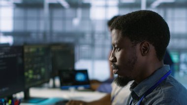 Veri merkezindeki yazılım geliştiricileri yapay zeka öngörü bakım sistemlerini uyguluyorlar. Sunucu merkezindeki adama odaklan. Donanım arızalarını tespit etmek için yapay zeka kullan. Kamera A.