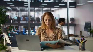 Bir sonraki büyük iş projesinde çok uluslu bir şirketin yönetici asistanıyım. Profesyonel işçi operasyonları yönetmek ve başarılı bir girişim sonucu elde etmek için teknolojik araçlar kullanır. Kamera B.